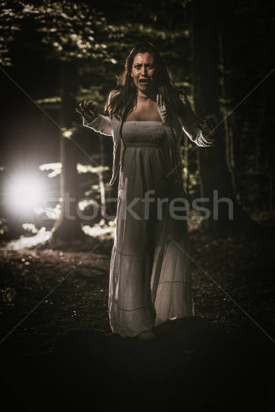 Assustado menina floresta jovem assustado mulher Foto stock © MilanMarkovic78