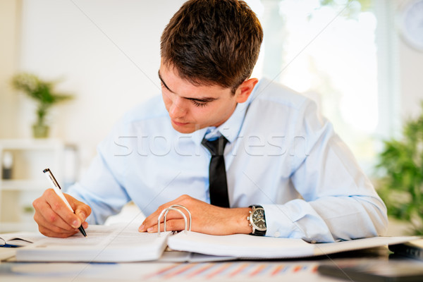 Stockfoto: Zakenman · kantoor · jonge · knap · peinzend · werken