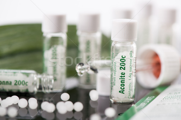 Homeopathische geneeskunde flessen glas plant pil Stockfoto © MilanMarkovic78