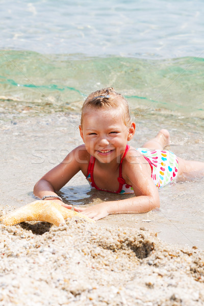 расслабляющая пляж Cute девочку Starfish счастливым Сток-фото © MilanMarkovic78