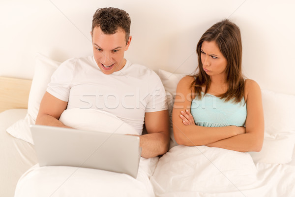 Basit yol boşanma çift dizüstü bilgisayar yatak Stok fotoğraf © MilanMarkovic78