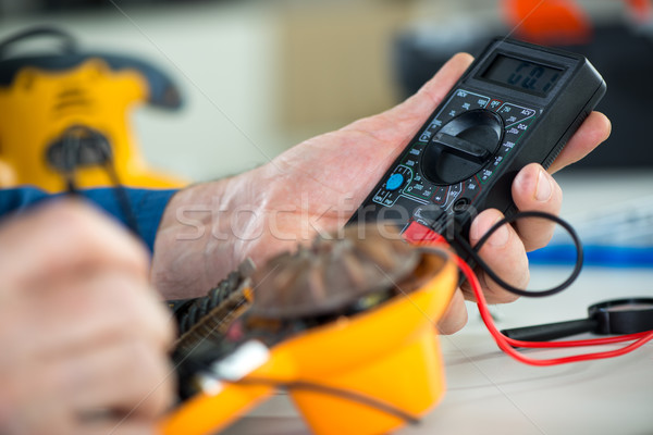 Testarea voltaj electrician digital voltmetru vechi Imagine de stoc © MilanMarkovic78