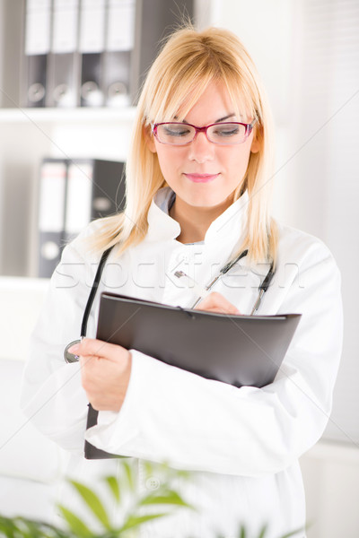 Foto stock: Mulher · jovem · médico · retrato · estetoscópio · em · pé · escritório