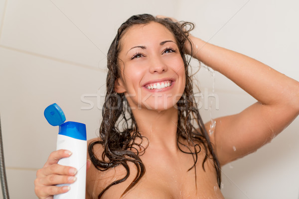 Badkamer mooie glimlachend jonge vrouw wassen lang haar Stockfoto © MilanMarkovic78