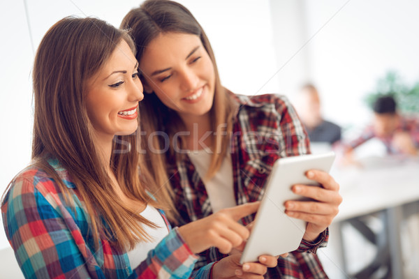 Foto stock: Qué · interesante · tableta · dos · jóvenes · empresarias