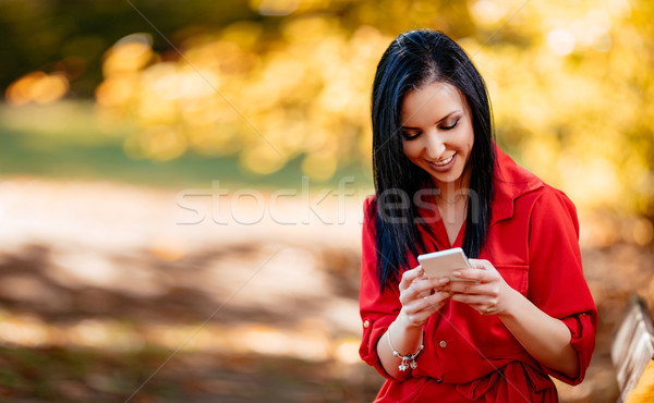 Szczęśliwy wiadomość młodych uśmiechnięta kobieta czytania przyjemny Zdjęcia stock © MilanMarkovic78
