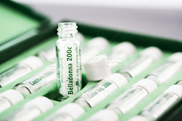 Homeopathische geneeskunde Open flessen fles Stockfoto © MilanMarkovic78