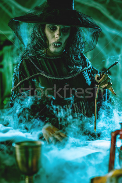 Witch gotowania magic twarz pełzający dymny Zdjęcia stock © MilanMarkovic78