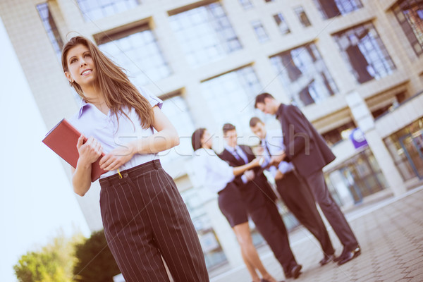 Geschäftsfrau Planer jungen Hände stehen Bürogebäude Stock foto © MilanMarkovic78