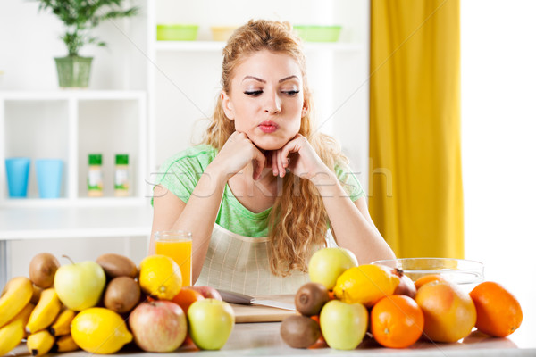 Jeune femme cuisine belle fruits pense regarder [[stock_photo]] © MilanMarkovic78