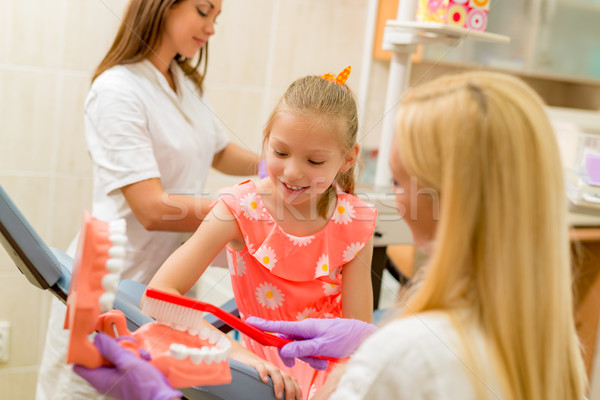 Stock foto: Zahnpflege · Zahnarzt · Lernen · kleines · Mädchen · Pinsel · Zähne