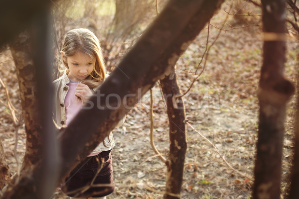 Verloren kleines Mädchen Bäume traurig Gesicht Blick nach unten Stock foto © MilanMarkovic78