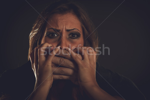 尖叫 年輕女子 受害者 暴力 男子 手 商業照片 © MilanMarkovic78
