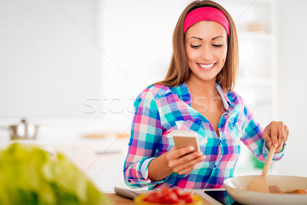 Schöne Frau Kochen Telefon cute Mädchen glücklich Stock foto © MilanMarkovic78