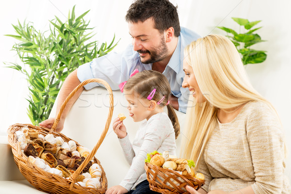 Słodkie szczęśliwą rodzinę wraz rodziców córka posiedzenia Zdjęcia stock © MilanMarkovic78