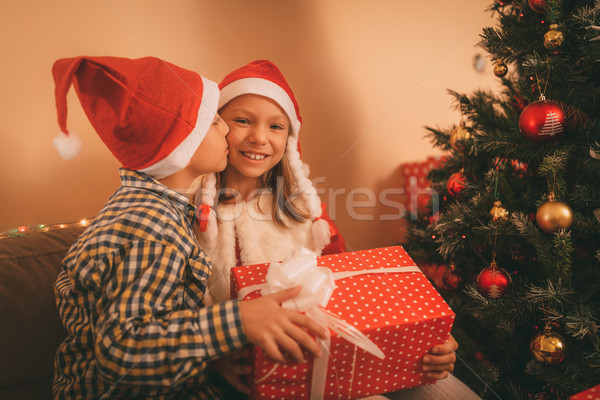 Geschenk mijn zus cute jongen geven Stockfoto © MilanMarkovic78