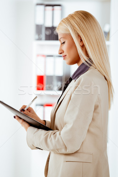 Zdjęcia stock: Kobieta · interesu · folderze · młodych · piękna · stałego · biuro