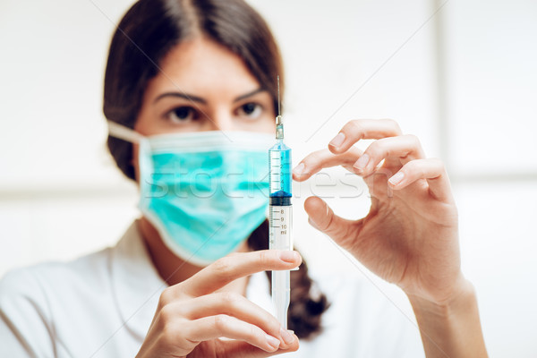 Vaccinatie jonge vrouwelijke verpleegkundige permanente raadpleging Stockfoto © MilanMarkovic78