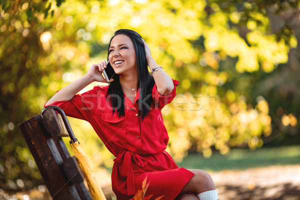 [[stock_photo]]: Bonnes · nouvelles · téléphone · jeune · femme · écouter · smartphone