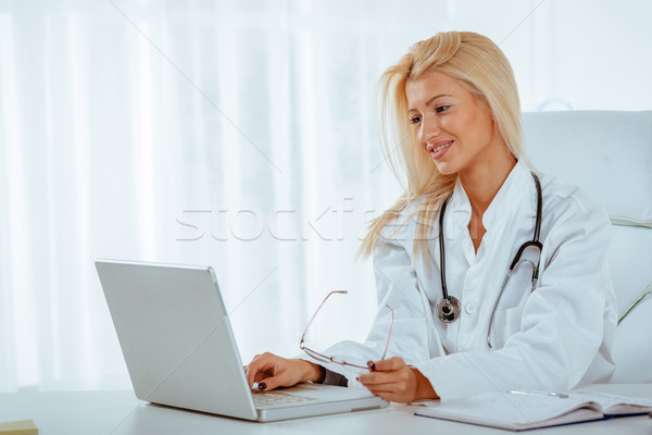 Gezondheidszorg professionele aantrekkelijk blond vrouwelijke arts Stockfoto © MilanMarkovic78