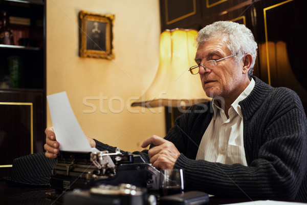 Retro senior man schrijver bril schrijven Stockfoto © MilanMarkovic78