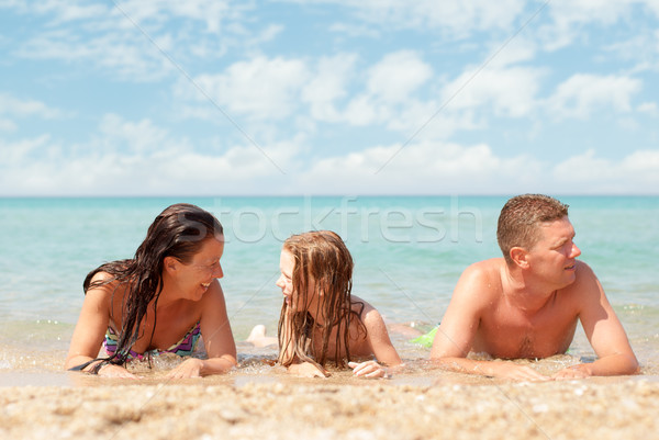 Familie plajă trei relaxare copil mare Imagine de stoc © MilanMarkovic78