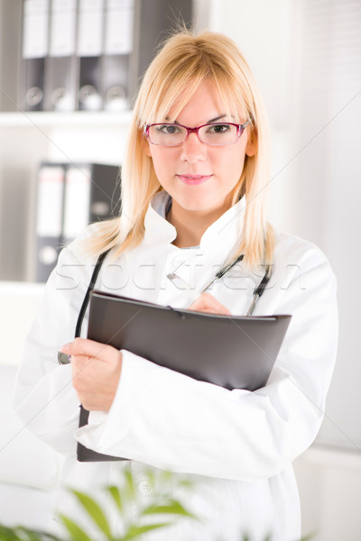 Stockfoto: Jonge · vrouw · arts · portret · stethoscoop · permanente · kantoor