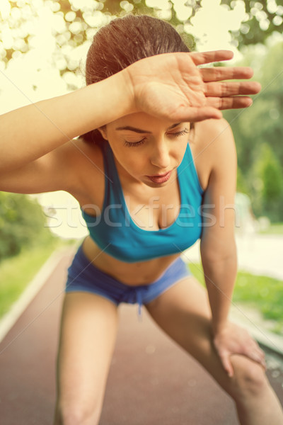 Lopen moe jonge vrouwelijke runner Stockfoto © MilanMarkovic78