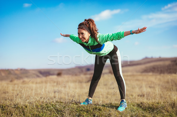 Testmozgás természet fiatal fitnessz nő nyújtás testmozgás Stock fotó © MilanMarkovic78