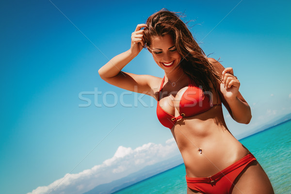 Lány piros bikini gyönyörű fiatal nő élvezi Stock fotó © MilanMarkovic78
