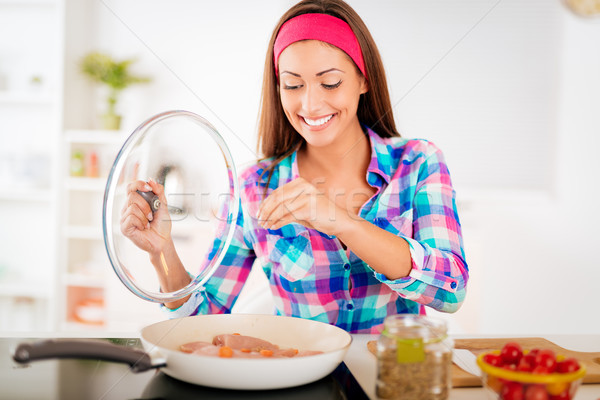 Stockfoto: Gelukkig · mooi · meisje · koken · mooie · jonge · glimlachende · vrouw