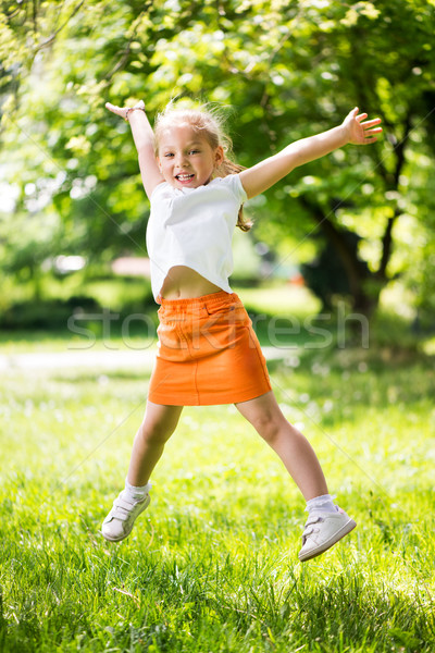 Foto d'archivio: Felice · bambina · parco · cute · jumping