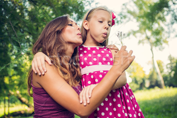 Foto stock: Mãe · filha · parque · feliz · bonitinho · little · girl