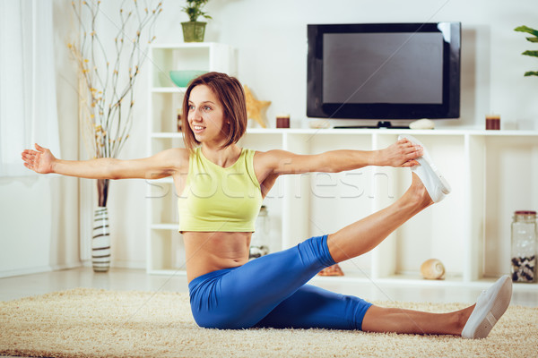 Foto stock: Determinado · atractivo · mujer · de · la · aptitud · salón · casa