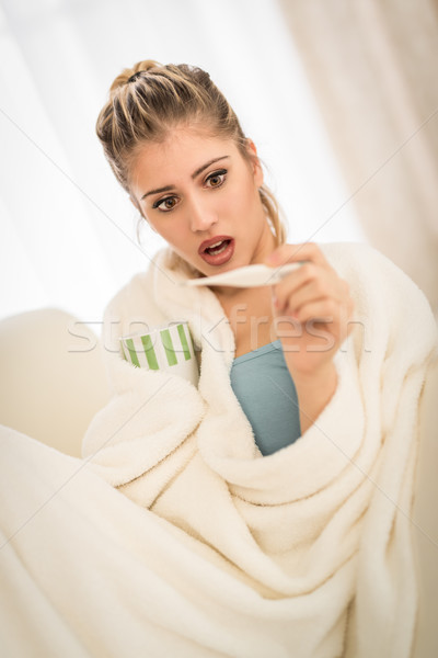 Menina febre jovem bastante cobertor olhando Foto stock © MilanMarkovic78