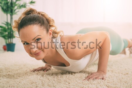 Gyönyörű izmos mosolyog lány néz kamera Stock fotó © MilanMarkovic78