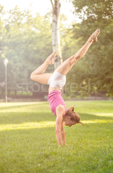 Handstand wykonywania trawy cute dziewczyna parku Zdjęcia stock © MilanMarkovic78