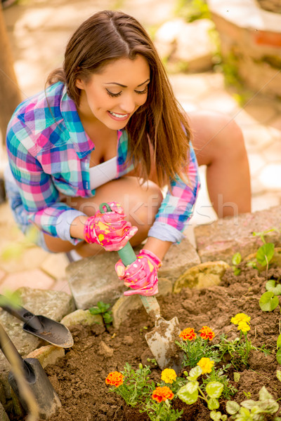 Jardinero nina hermosa sonriendo Foto stock © MilanMarkovic78