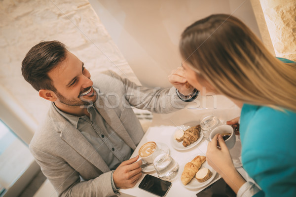 Cuplu cafenea tineri frumos zâmbitor şedinţei Imagine de stoc © MilanMarkovic78