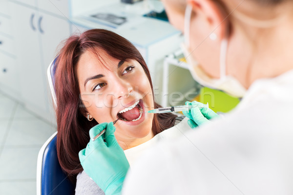 Anestezie pacient interventii chirurgicale stomatologice tineri femeie dentist Imagine de stoc © MilanMarkovic78