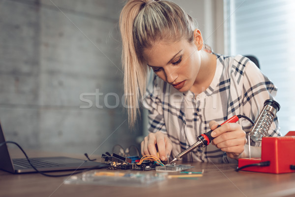 [[stock_photo]]: Scientifique · projet · jeune · femme · technicien · réparation