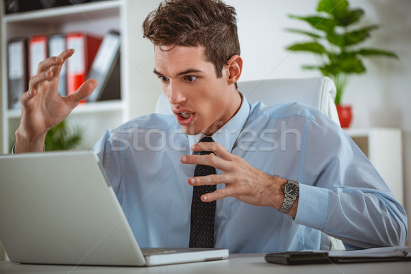 Rossz hírek igazgató férfi dolgozik laptop néz Stock fotó © MilanMarkovic78