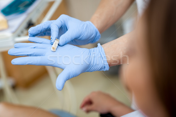Porcelán fogak fogorvos mutat beteg közelkép Stock fotó © MilanMarkovic78