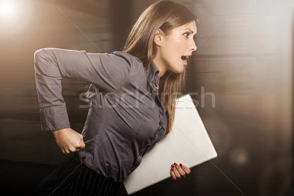 [[stock_photo]]: Urgent · femme · d'affaires · courir · portable · sombre