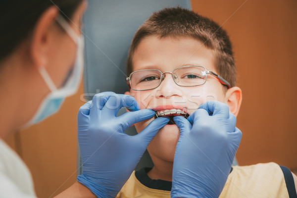 Piccolo ragazzo dentista mobile ortodontico Foto d'archivio © MilanMarkovic78