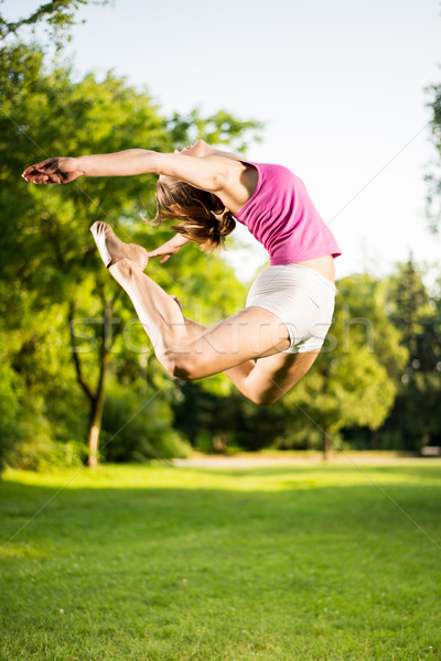 ストックフォト: ジャンプ · 美しい · 若い女性 · 公園 · 羊 · ジャンプ