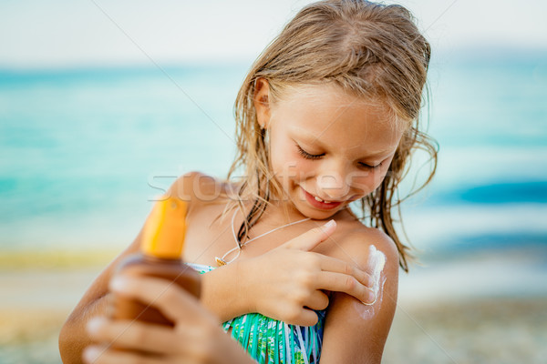 Dziewczynka plaży cute uśmiechnięty opalenizna Zdjęcia stock © MilanMarkovic78