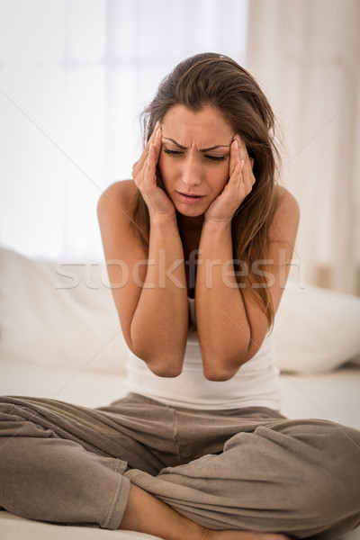 девушки головная боль молодые красивая женщина сидят кровать Сток-фото © MilanMarkovic78