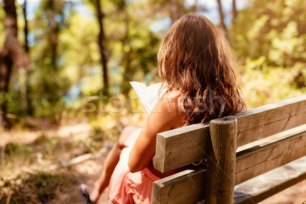 Foto stock: Relaxante · ensolarado · floresta · mulher · jovem · leitura · livro