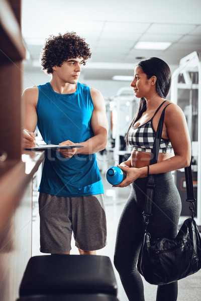 Foto stock: Consultar · instrutor · belo · muscular · menina · exercício